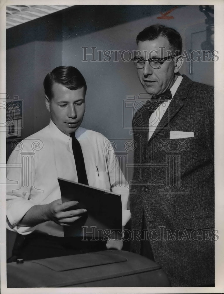 1963 Press Photo William C. Barnard, PD Reporter &amp; Russell H. Reeves, Editor - Historic Images