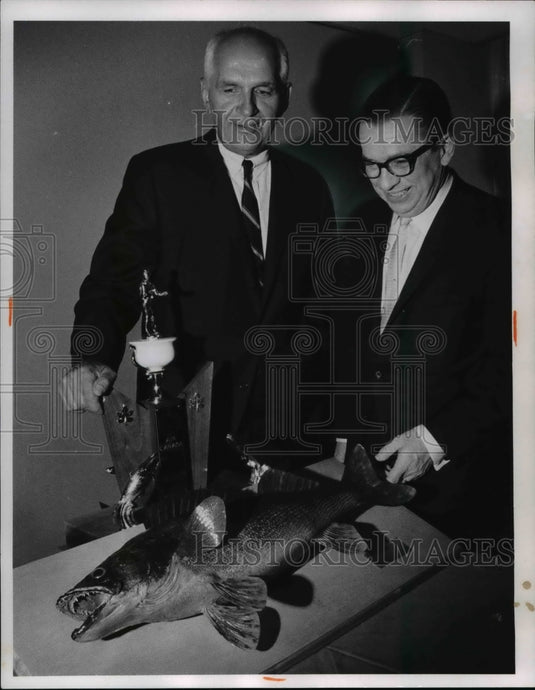 1966 Press Photo John W. Booth Presented the Fishing Trophy by W.M. Stainton - Historic Images