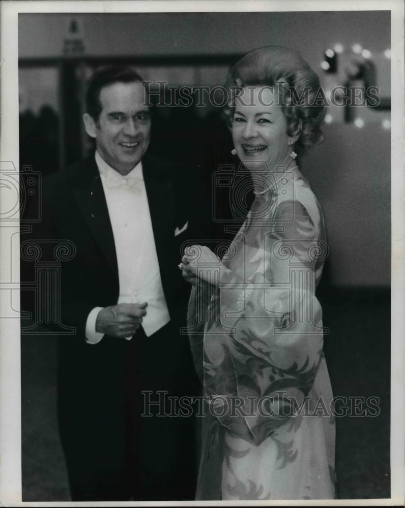 1971 Press Photo Cresenda Ball. L-R; Alfred M. Rankin &amp; Mrs. Herbert Strawbridge - Historic Images