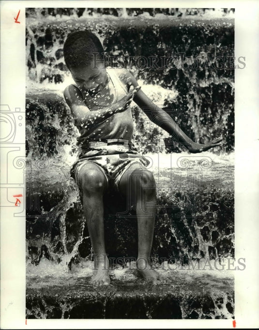 1988 Press Photo Dushawn Sweeny, cools off at the Public Square Fountain - Historic Images