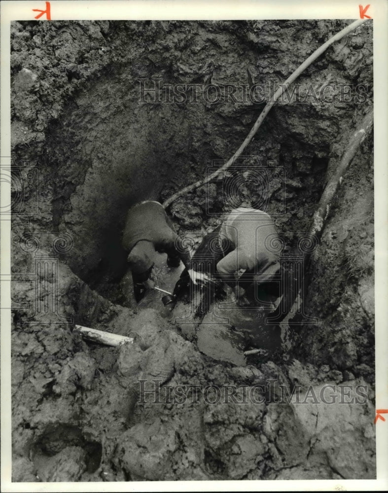 1979 Press Photo Workmen repair broken water main Lakeland Blvd Eastlake. - Historic Images