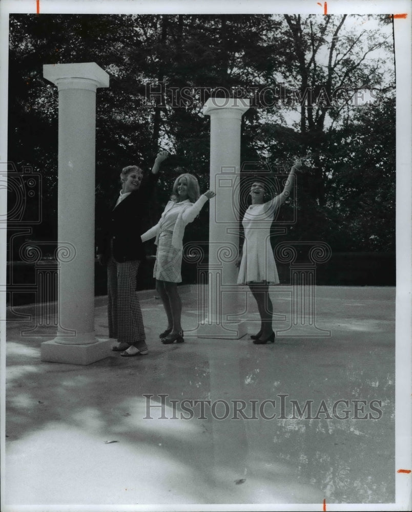 1973 Press Photo Ladies at Shaker Lakes Ohio Fountain - Historic Images