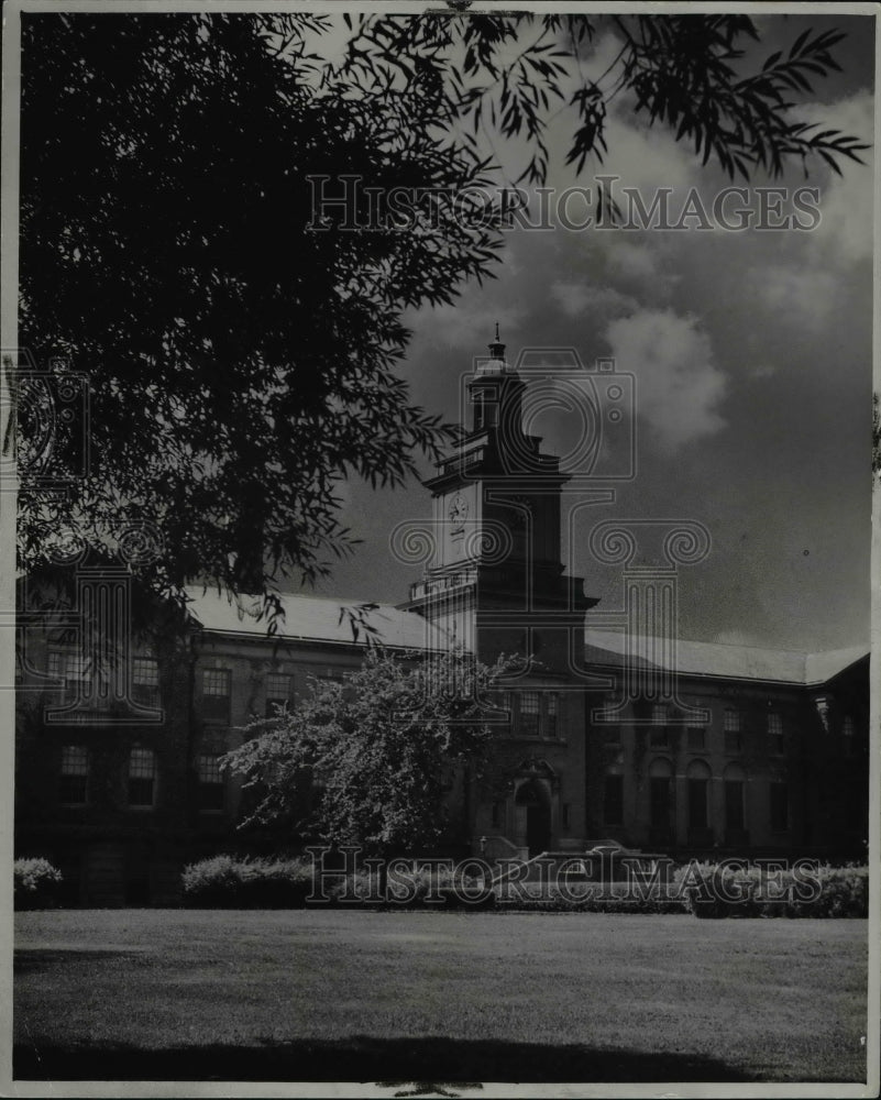 1947 Press Photo Shaker Junior Hi from S. Woodland Road, Shaker Ohio - Historic Images