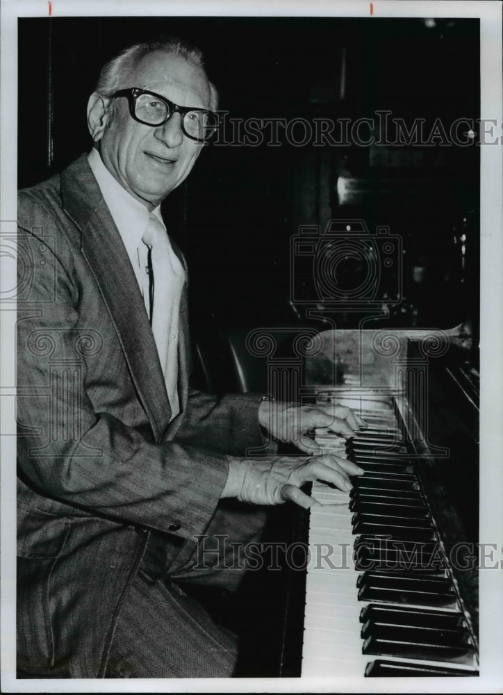 1977 Press Photo Chick Chakkin, versatile pianist - Historic Images