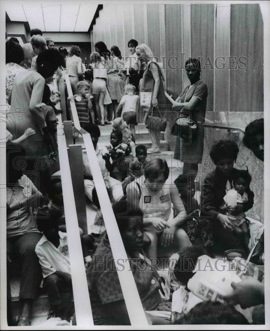 1969 Press Photo Welfare sits in, Welfare Headquarters St. Clair, Cleveland Ohio - Historic Images