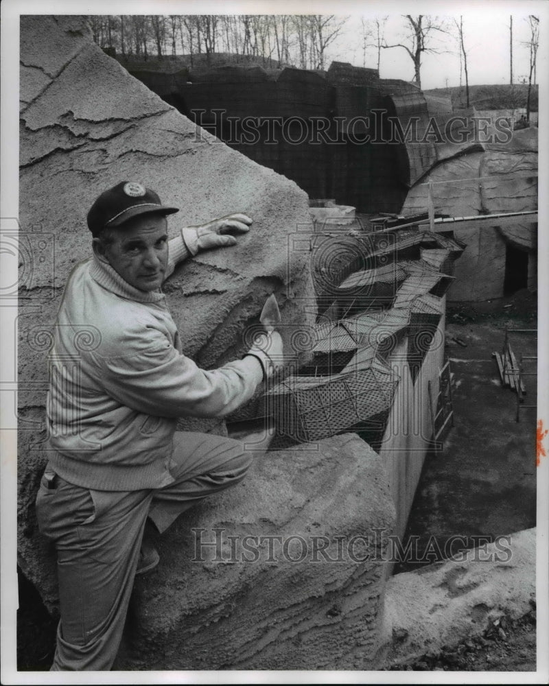 1969 Press Photo Joseph Leisman in the Brookside Zoo - cvb04057 - Historic Images