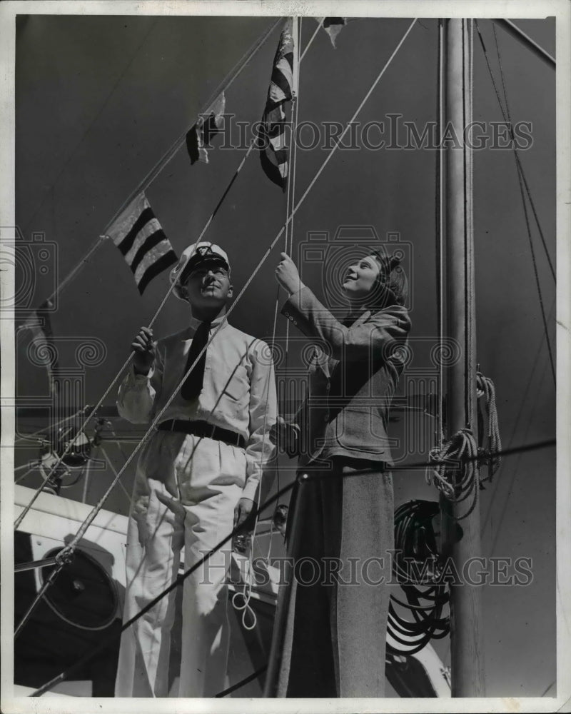 1940 Press Photo The Henry Packard Whites run up a flag - Historic Images