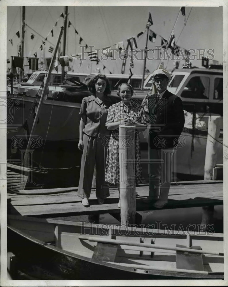 1940 Press Photo Commodore James L. Meyers, with Mrs. Meyers &amp; their daugther - Historic Images