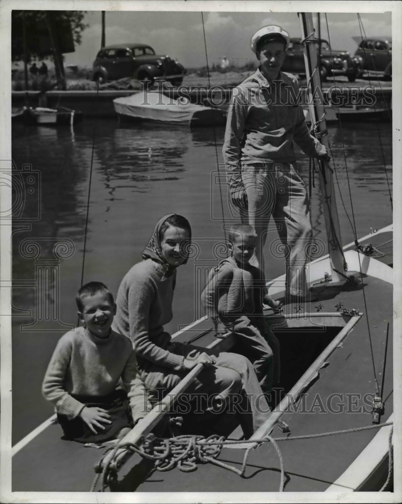 1940 Press Photo Captain Newton D. Baker III and his crew - Historic Images