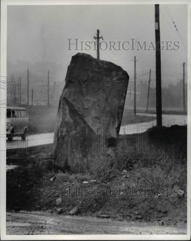 1976 Press Photo 10-ton Rock at Valley View in Ohio - Historic Images