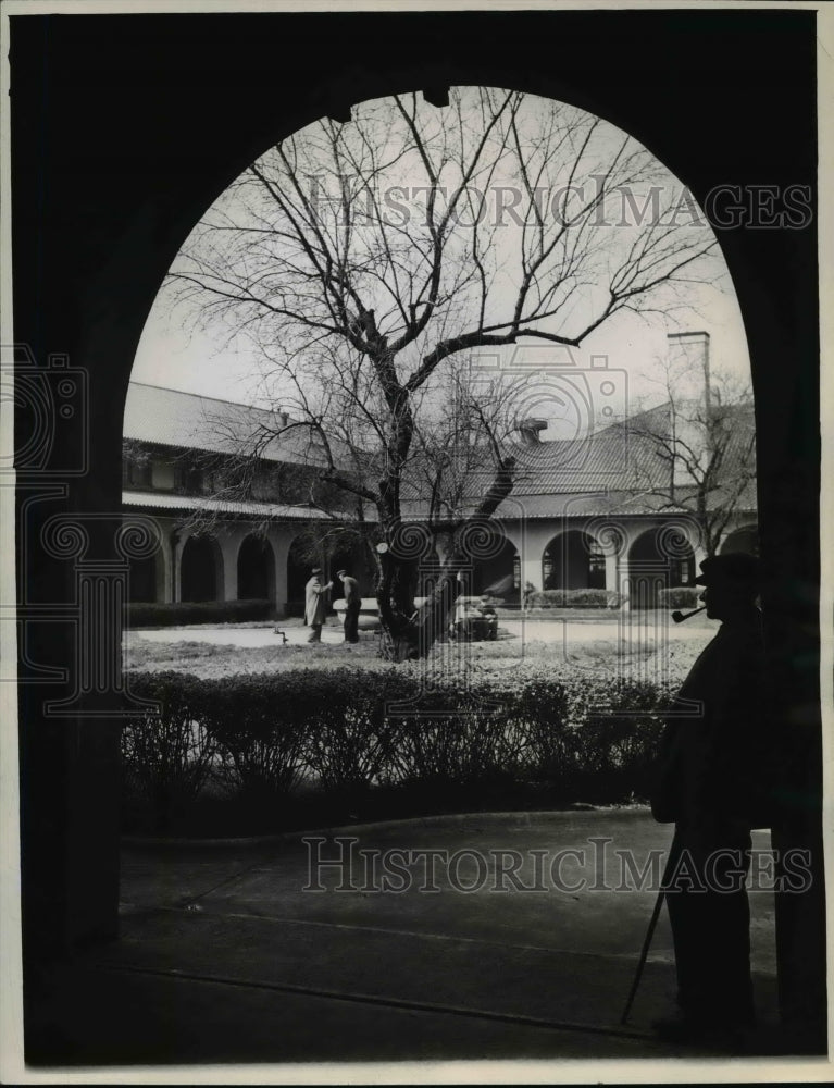 1945 Press Photo View of Courtyard - Warrensville Infirmary, Ohio - Historic Images