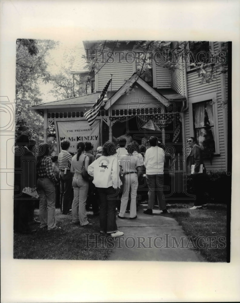 1976 Press Photo Mrs. Lynn Griffith Jr.&#39;s House of Collection in Warrens, Ohio - Historic Images