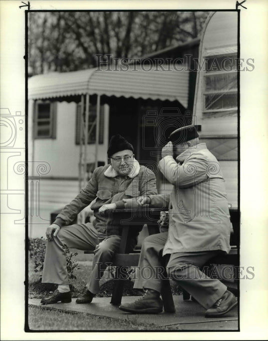 1984 Press Photo Two Guys at Riveredge Twp. Ohio - Historic Images