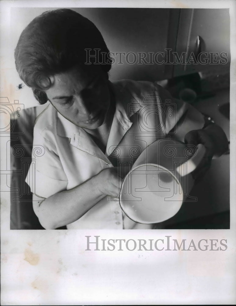 1968 Press Photo Mrs. Betty Ford Discovers Drinking Water Pitcher was not Safe - Historic Images