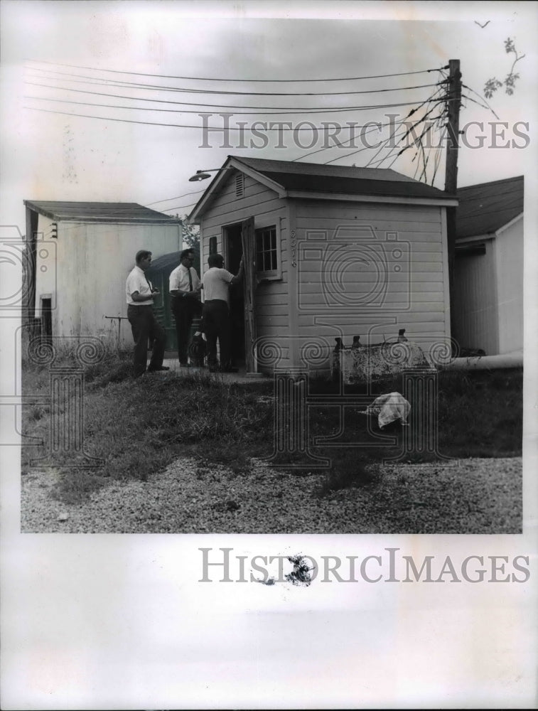 1968 Press Photo Engineers Frank Agin &amp; Clifford Hindman Inspect Water Works - Historic Images