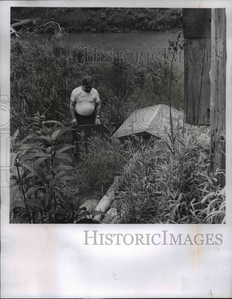 1968 Press Photo Mayor David L. Schulect Inspects Pump Water from Grand River - Historic Images