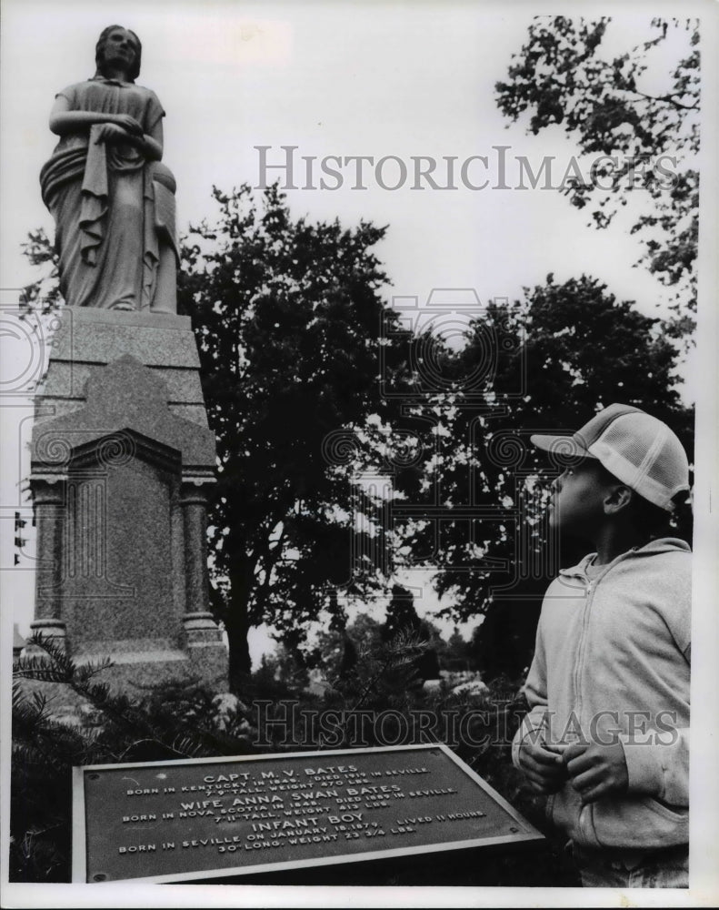 1979 Press Photo John Rivers at Bates&#39; Grave in Seville, Ohio - Historic Images