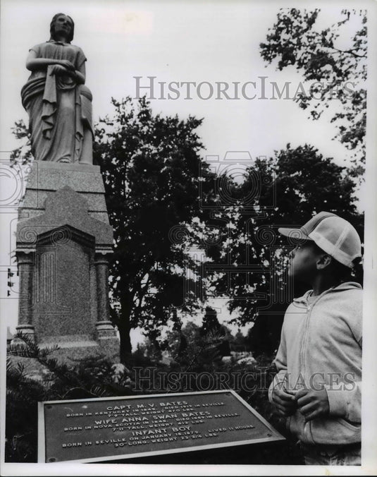 1979 Press Photo John Rivers at Bates' Grave in Seville, Ohio - Historic Images