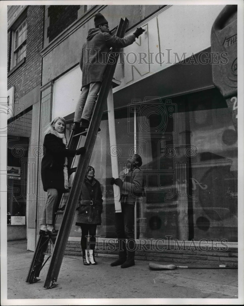 1969 Press Photo Shaker Heights Students Painted Signs at Shaker Student Union - Historic Images