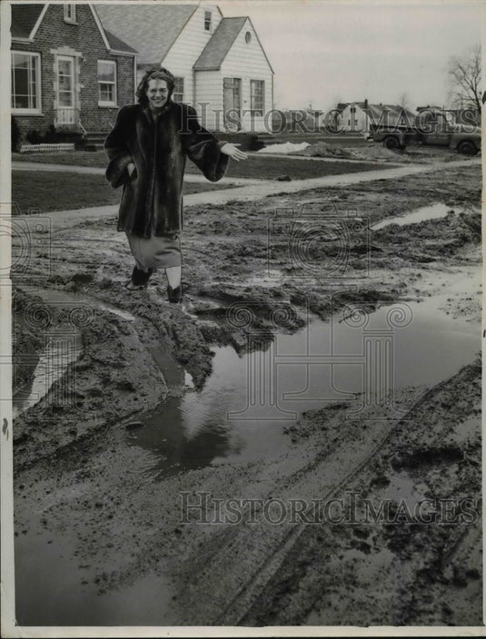 1951 Press Photo Crater in Street of Parma, Ohio - Historic Images