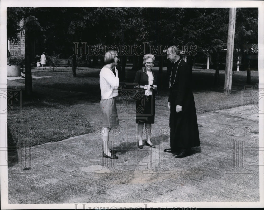 1968 Press Photo Rev. Jospeh Lapinski, Director of the Shrine, greets visitors - Historic Images