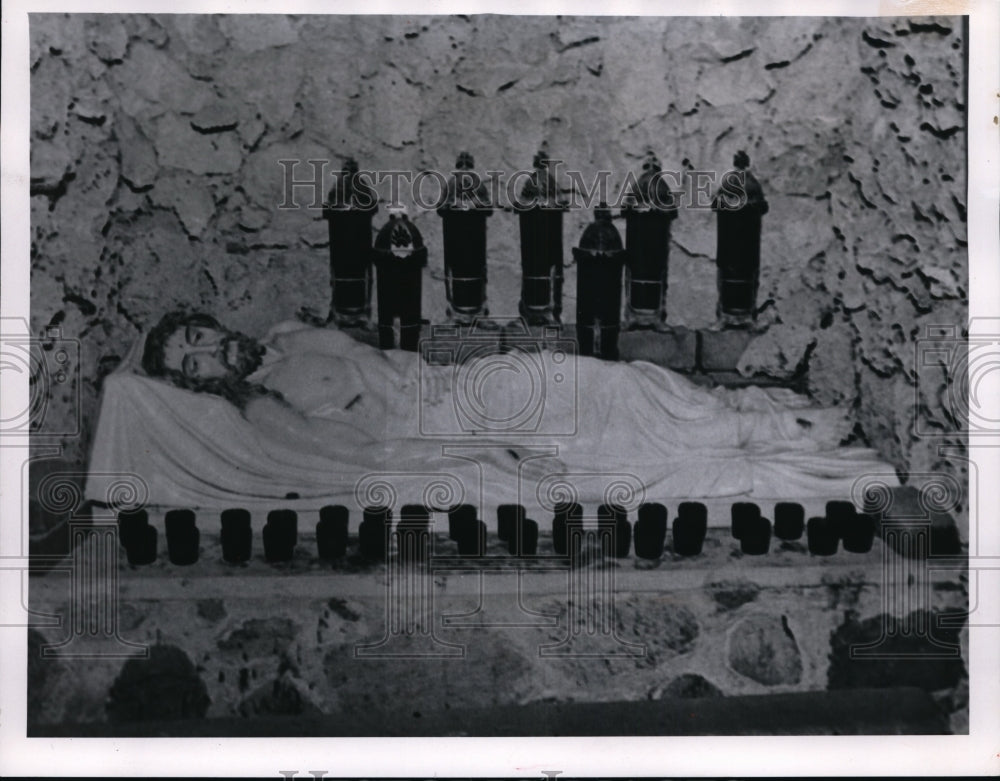 1968 Press Photo Figure of Jesus in death inside the Sepulchre Grotto. - Historic Images