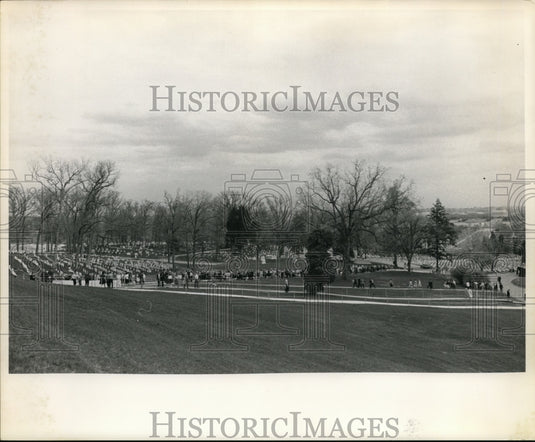 1964 Press Photo Visitors at President Kennedy's memorial and tribute, Arlington - Historic Images