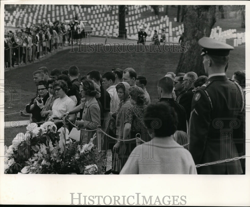 1964 Press Photo Late President John F. Kennedy&#39;s Grave Visitors - cvb04411 - Historic Images