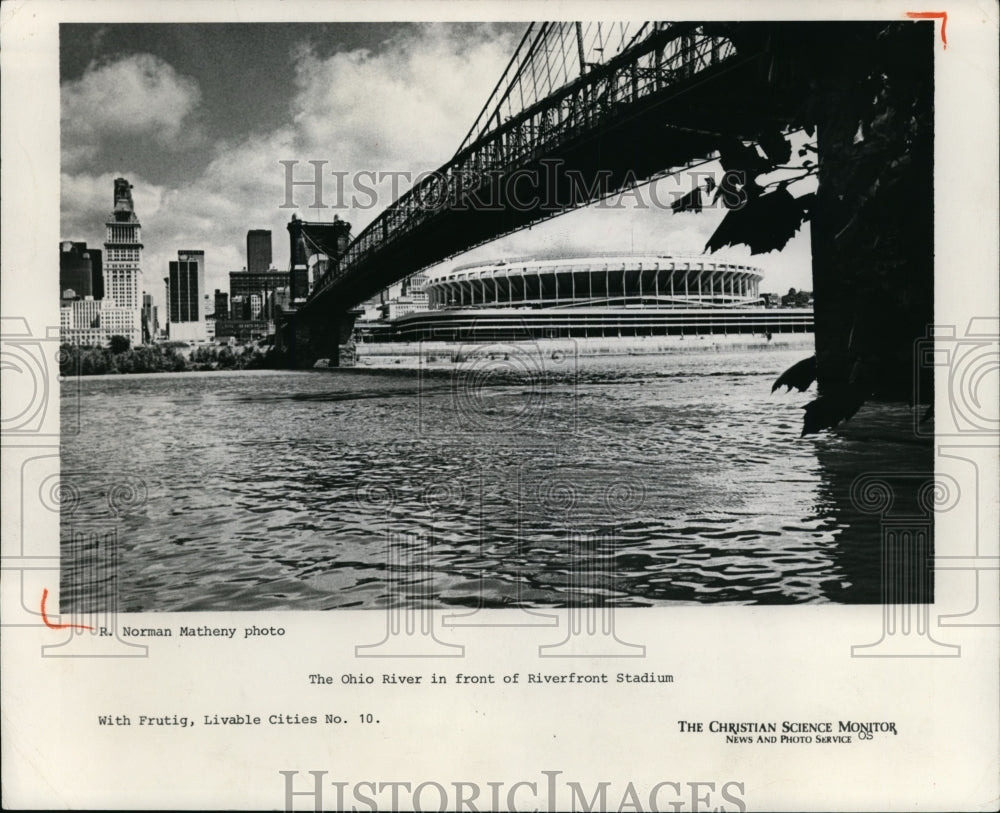 1975 Press Photo Ohio River in front of Riverfront Stadium, Cincinnati Ohio - Historic Images