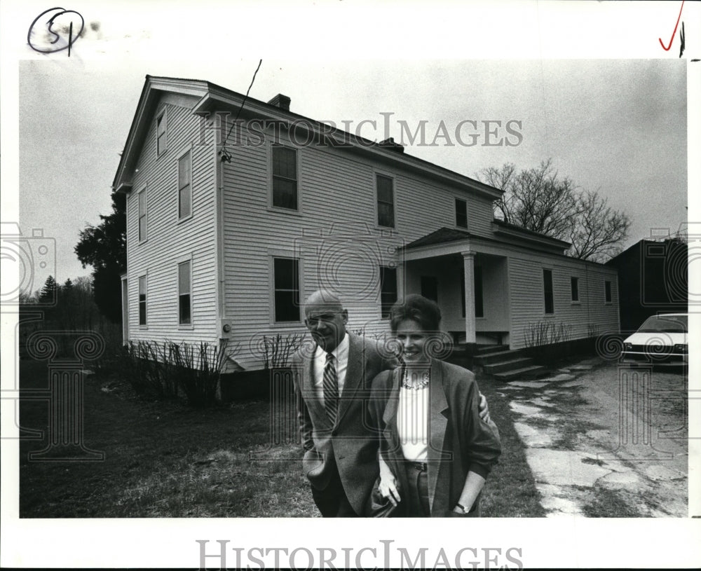 1987 Press Photo George and Katie Hoy at an old farm house, Sagamore Hills Ohio - Historic Images