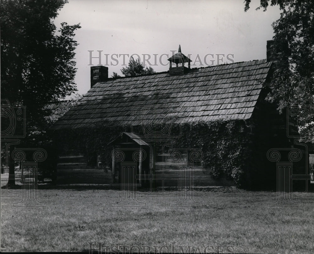 1961 Press Photo Log cabin at Schoenbrunn Ohio - Historic Images