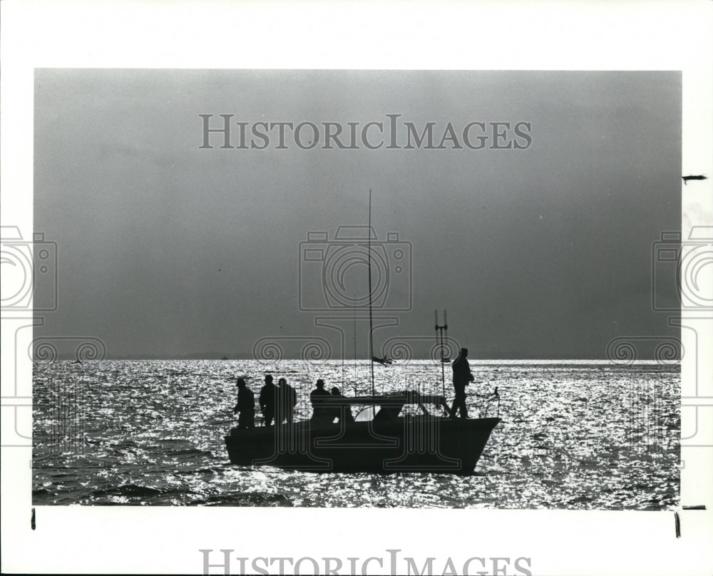 1987 Press Photo A boat sails Port Clinton Ohio - Historic Images