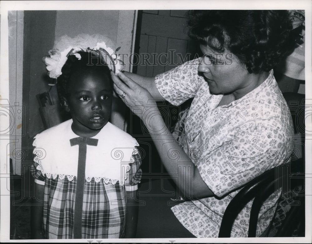 1967 Press Photo V. Strong, Mrs. J. Mason at the Friendship House, Ravenna Ohio - Historic Images