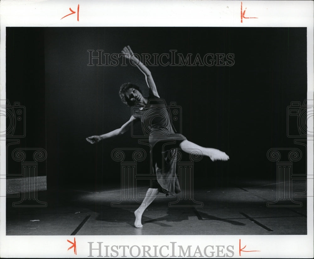 1975 Press Photo Carol Turoff dances a modern dance - Historic Images