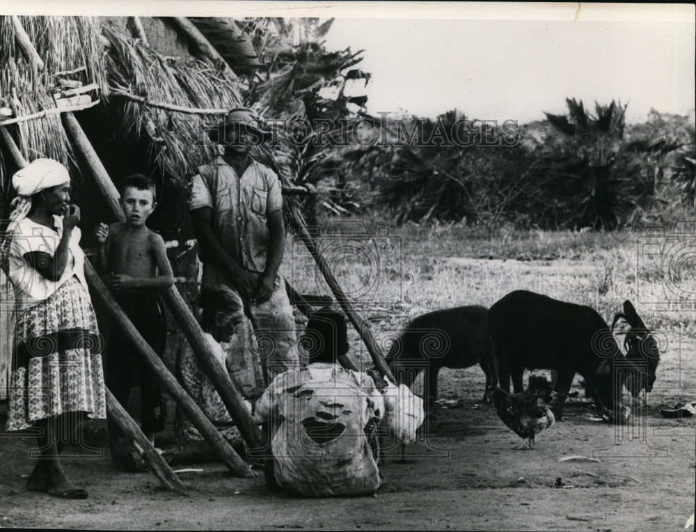 1972 Press Photo A family in Pemambuco Brazil - Historic Images