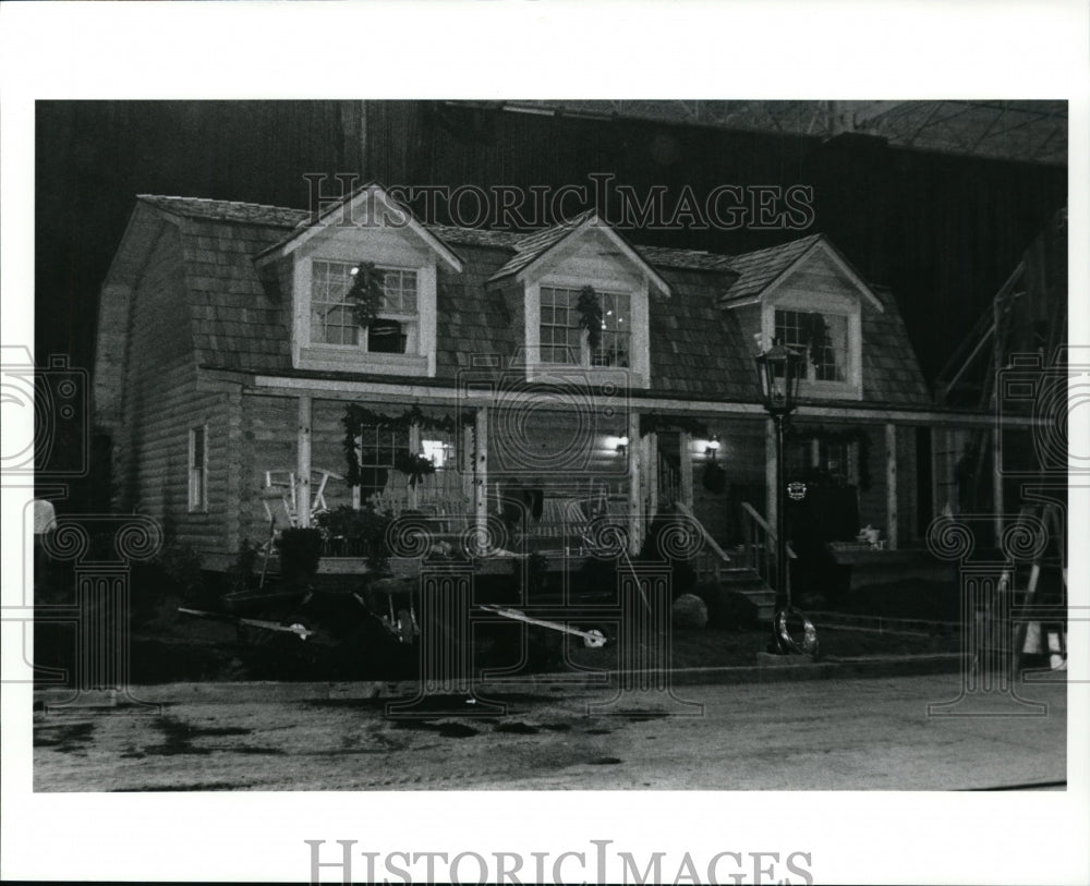 1992 Press Photo Preparation for the Home and Garden Show - cvb04720 - Historic Images