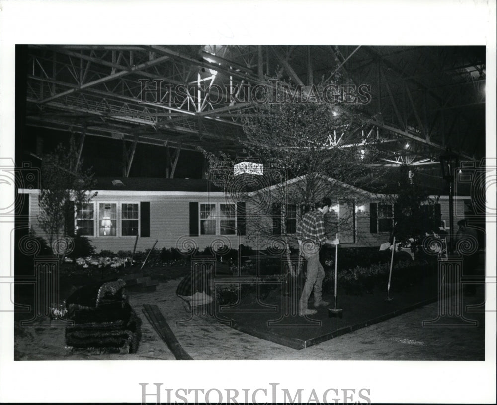 1992 Press Photo Preparation for the Home and Garden Show - cvb04721 - Historic Images