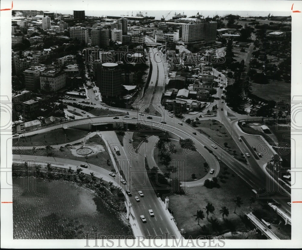 1977 Press Photo Intersection #5 in Miramar Section, Charter house in  center - Historic Images