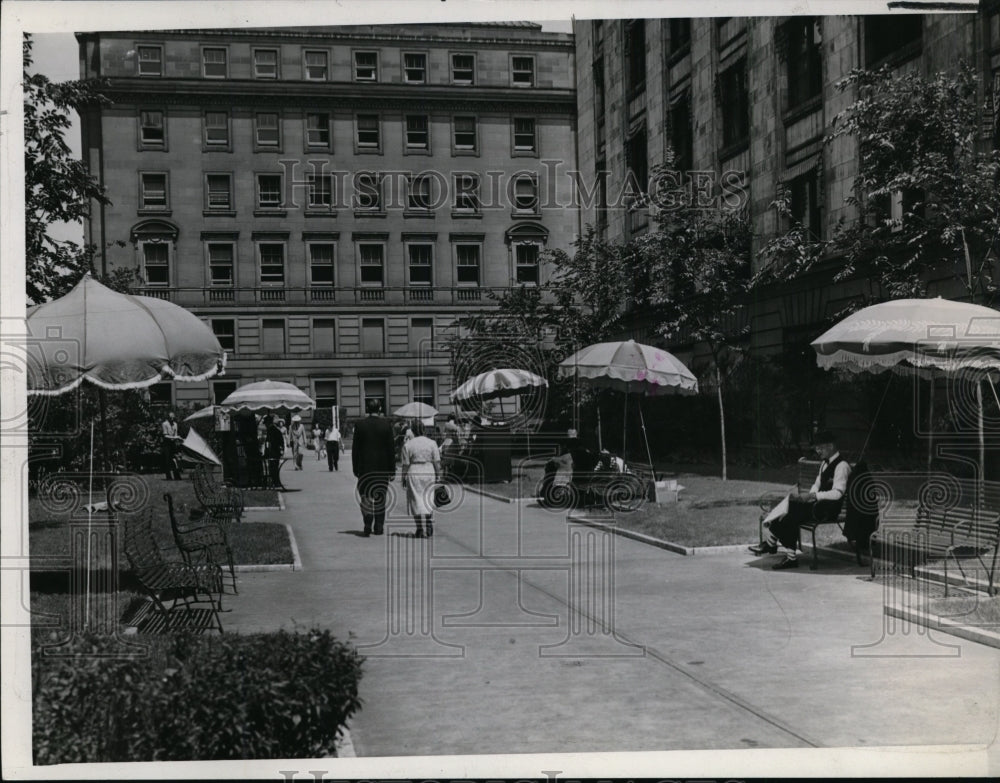 1953 Press Photo Cleveland&#39;s Open Air Library, opens  for the summer season - Historic Images