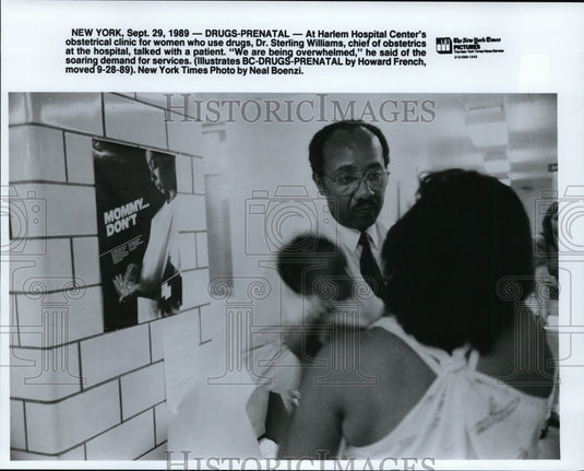 1989 Press Photo Dr. Sterling Williams at Harlem Hospital Talks to Patient - Historic Images