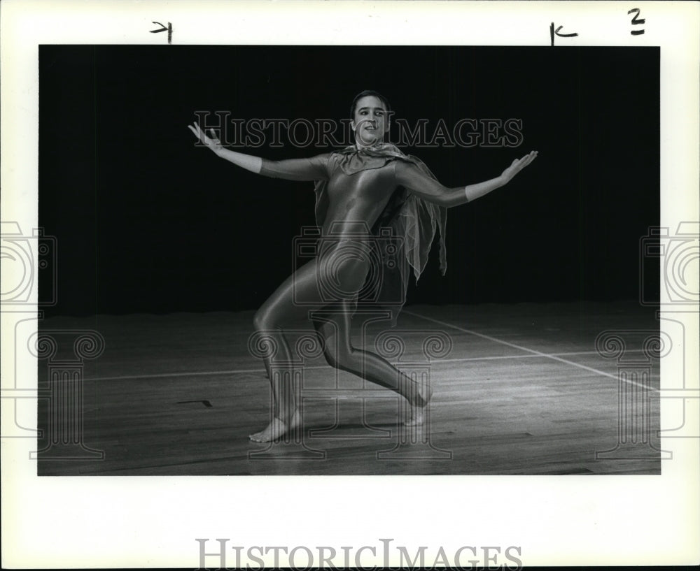 1984 Press Photo Dancer Rebecca Wortman of Primavera Dance Company in Facade - Historic Images