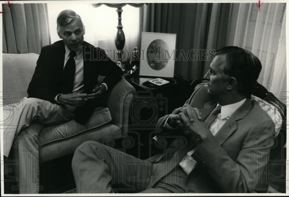 1981 Press Photo Thomas Vail Talking with Unidentified Man - cvb05058 - Historic Images