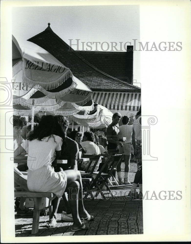 1985 Press Photo Drinks under umbrellas at Gatsby&#39;s Cafe in Mentor, Ohio. - Historic Images