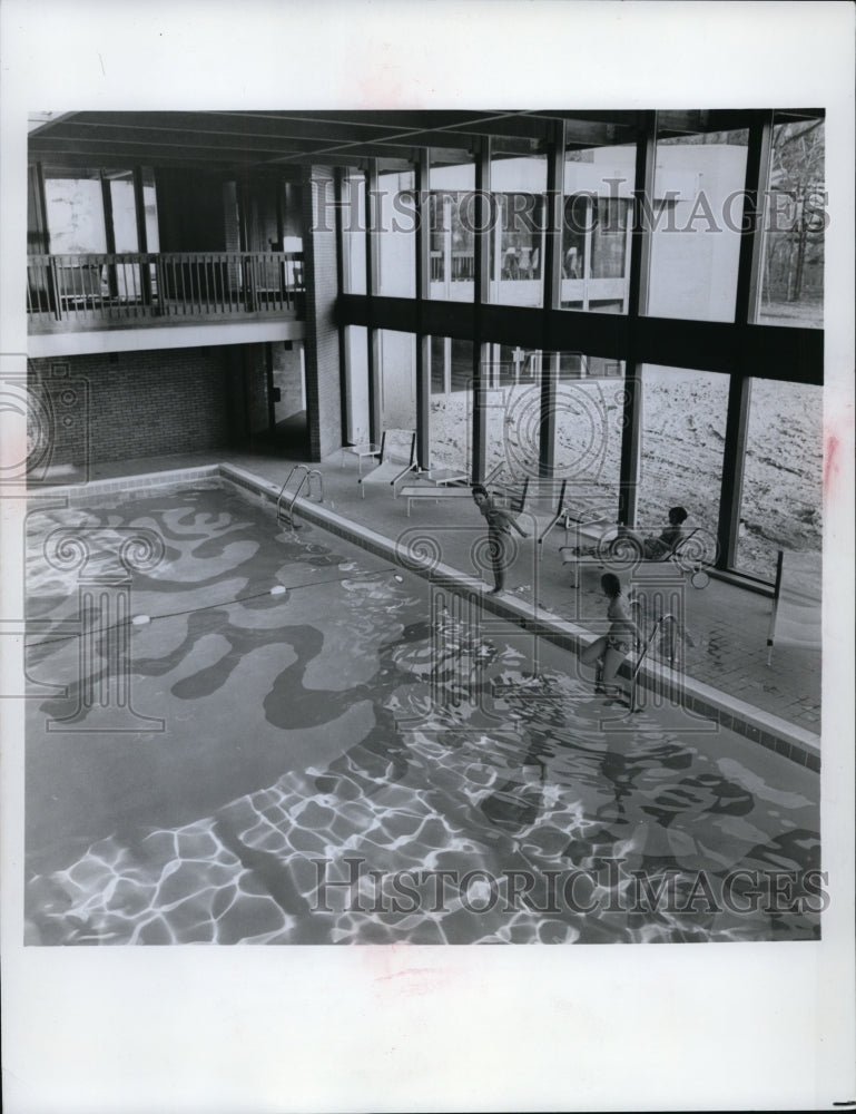 1979 Press Photo Indoor pool at Greenwood Village Club, Sagamore Hills, Ohio. - Historic Images