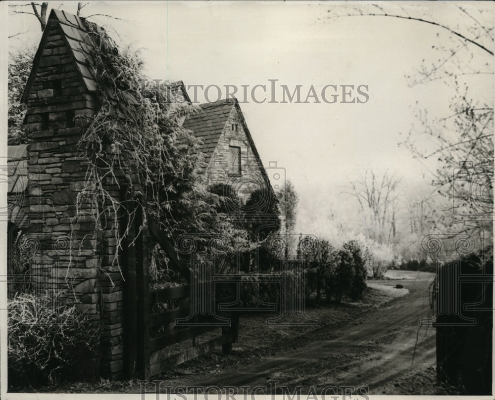 1933 Press Photo Entrance to Estate RIver Road, Gates Mills, Ohio. - cvb05633-Historic Images