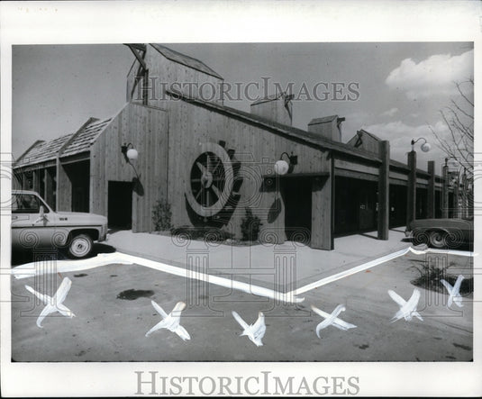 1977 Press Photo Exterior carpentry by Dale Steffan on Avon Lake Landing store. - Historic Images