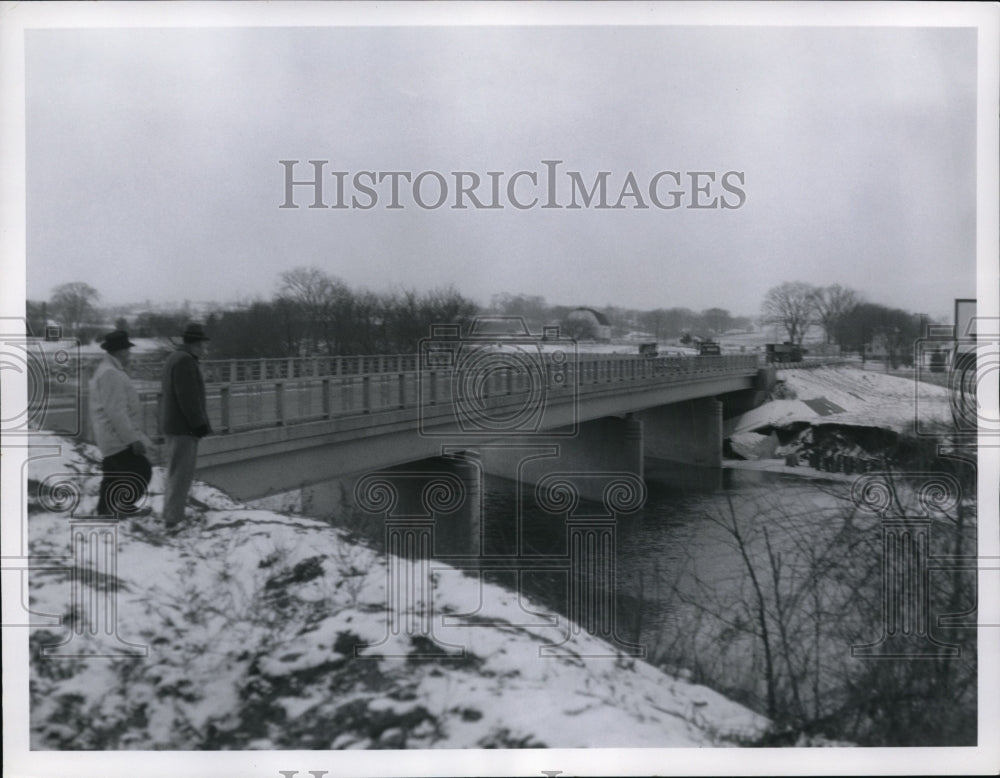 1960 Phillip Mauger &amp; Robert McCabe, flood problem, Mt Vernon, Ohio.-Historic Images