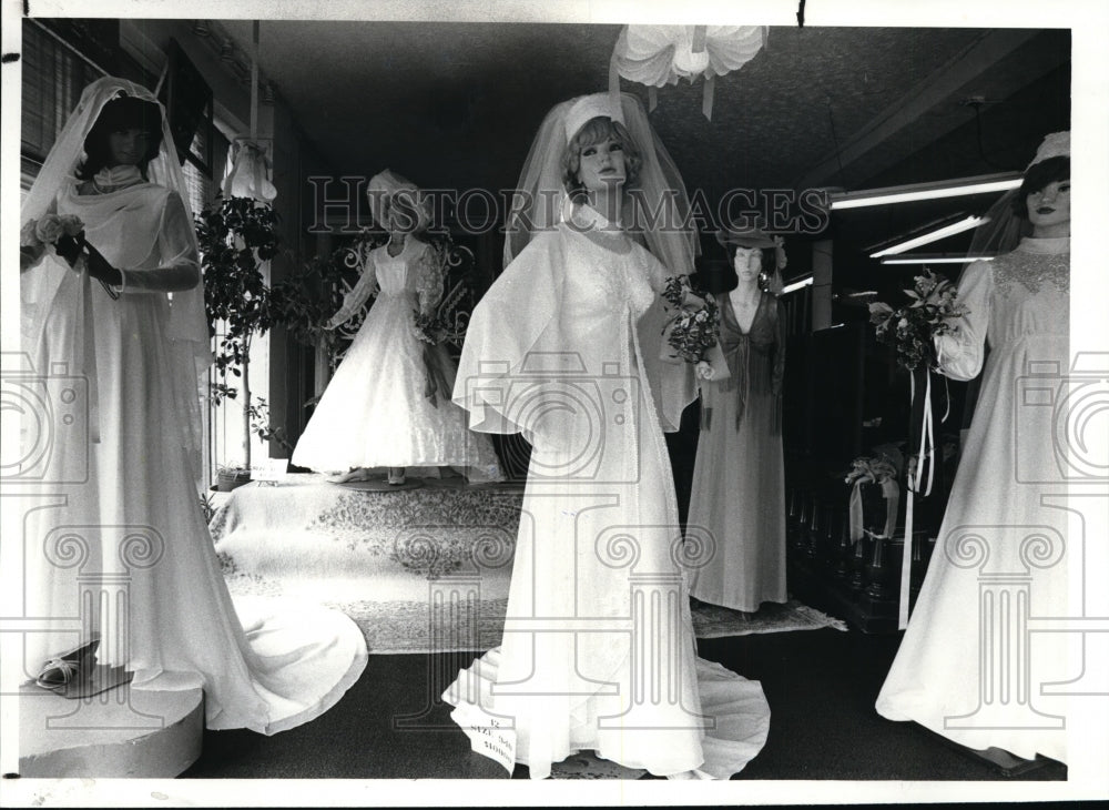 1982 Press Photo Wedding gown St Vincent DePaul Society 5309 Superior Ave Ohio - Historic Images