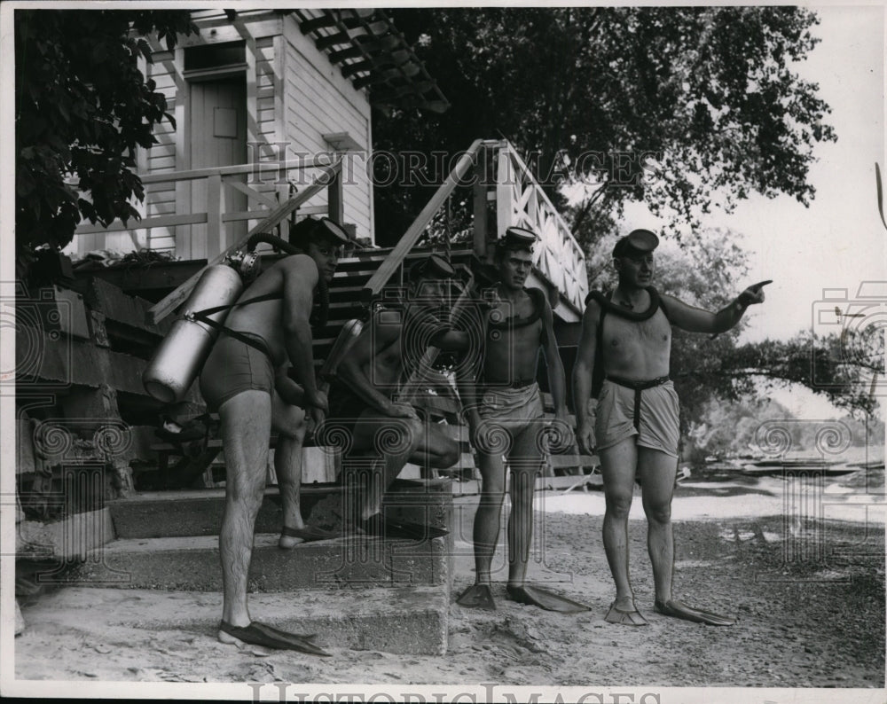 1954 Press Photo Frog men given instructions on beach, Dr. Sams house in Ohio. - Historic Images