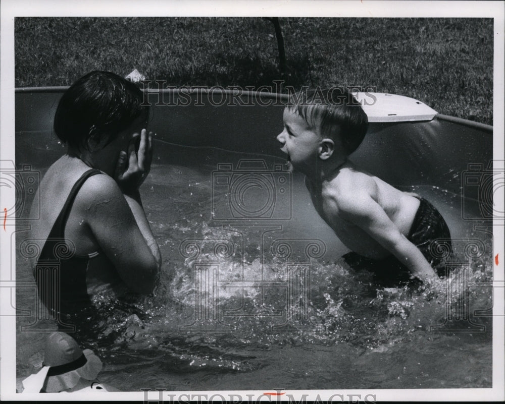 1966 Press Photo Hot Weather. - cvb06292 - Historic Images